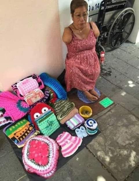 Aunque ustedes no lo crean, lo tejió con los pies..
sea amable y califica su trabajo.