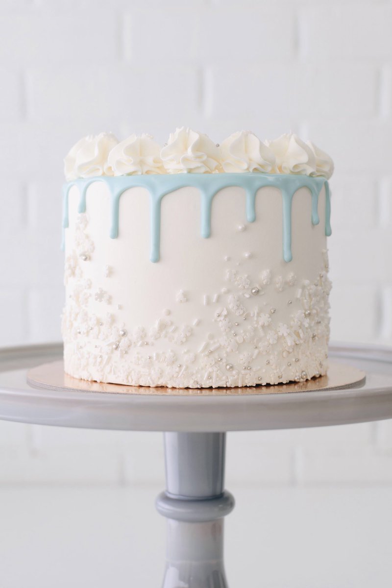 ❄️💦 Winter Snowflake Drip Cakes ❄️💦 Available for preorder through Jan 31 with any of our dessert cake flavors. Submit a preorder request at suarezbakery.com/made-to-order-…