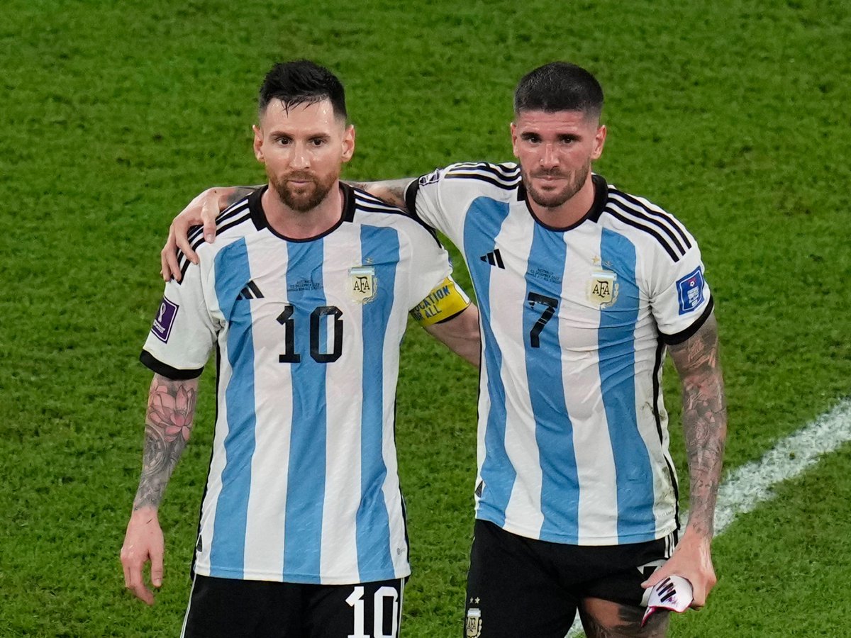 FrankKhalidUK's tweet photo. Rodrigo de Paul — "Once Messi came late in the training. So I told the coach to punish us for coming early." https://t.co/JwLWRprWaG