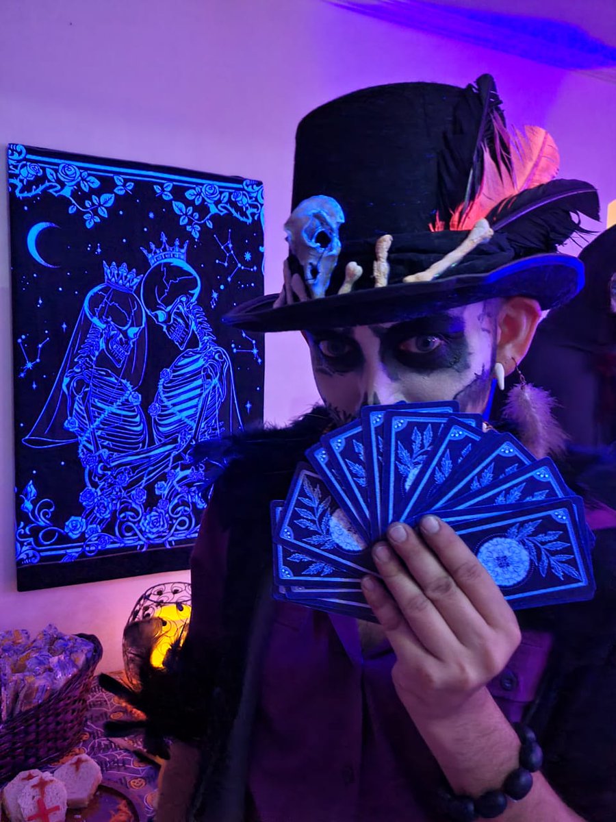 HallLira's tweet photo. Organizando meu tarot, para a cliente que chega às 20h. E acompanhando a #FinalCorridaDasBlogueiras amoooooo https://t.co/m9KccUtXbU