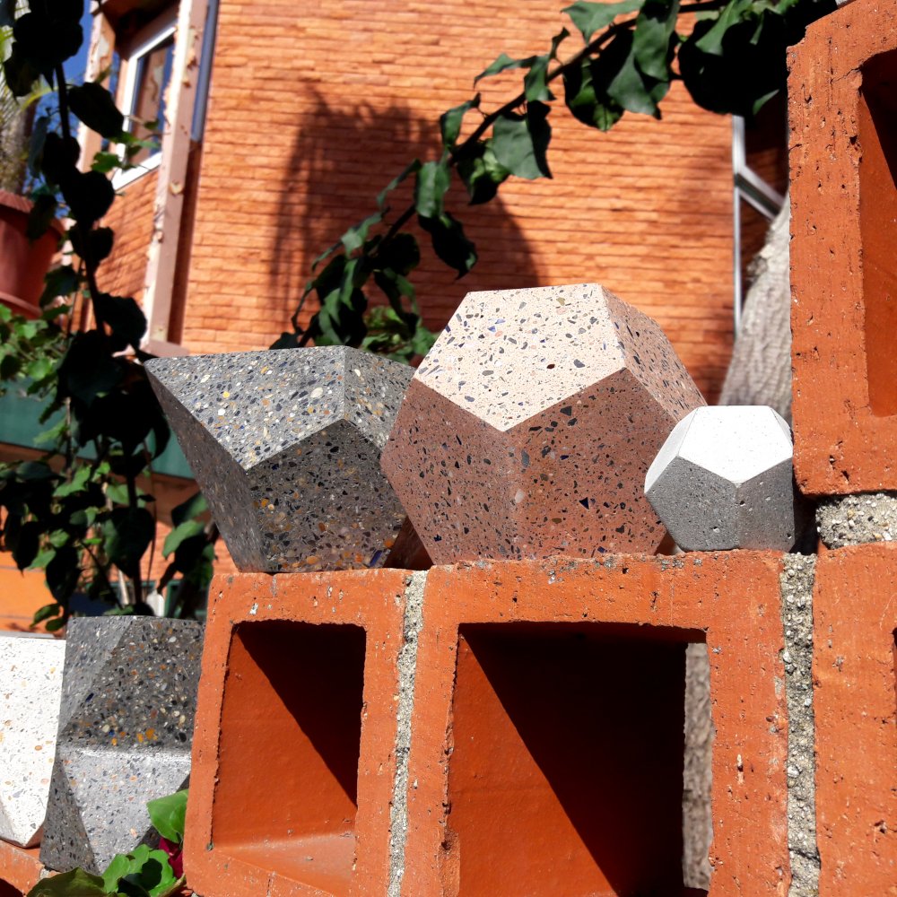 QuimeraVe's tweet photo. … Macetas de concreto de Quimera Creativa…
#Handmade in #Concrete by #QuimeraCreativa in #Venezuela
📱 Whatsapp+58.412.328.28.30 (just messages)
#Gift #Diseño #BetonDesigne #Crafts #Pots #Suculents #Cactus #Macetas #YinYang #Dodecahedro #DiseñoInterior https://t.co/my8AKCWXVL