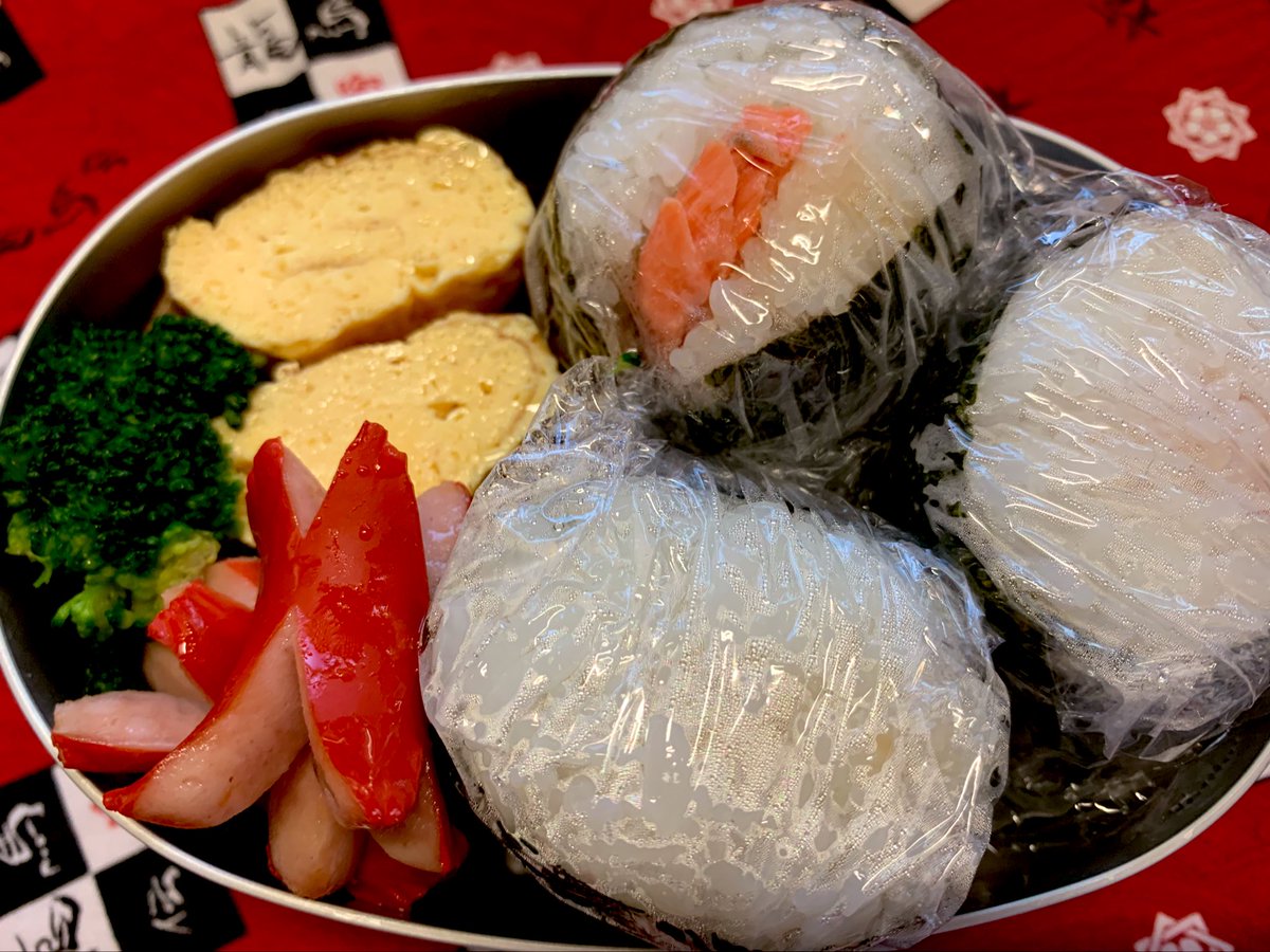 ＃弁当 ＃日本食 おはようございます☀ 今日も一日頑張ります！ ・雪若丸のおにぎり三種(塩鮭・タラコ・梅) ・楽ちんたまごの卵焼き ・タコさんウインナー