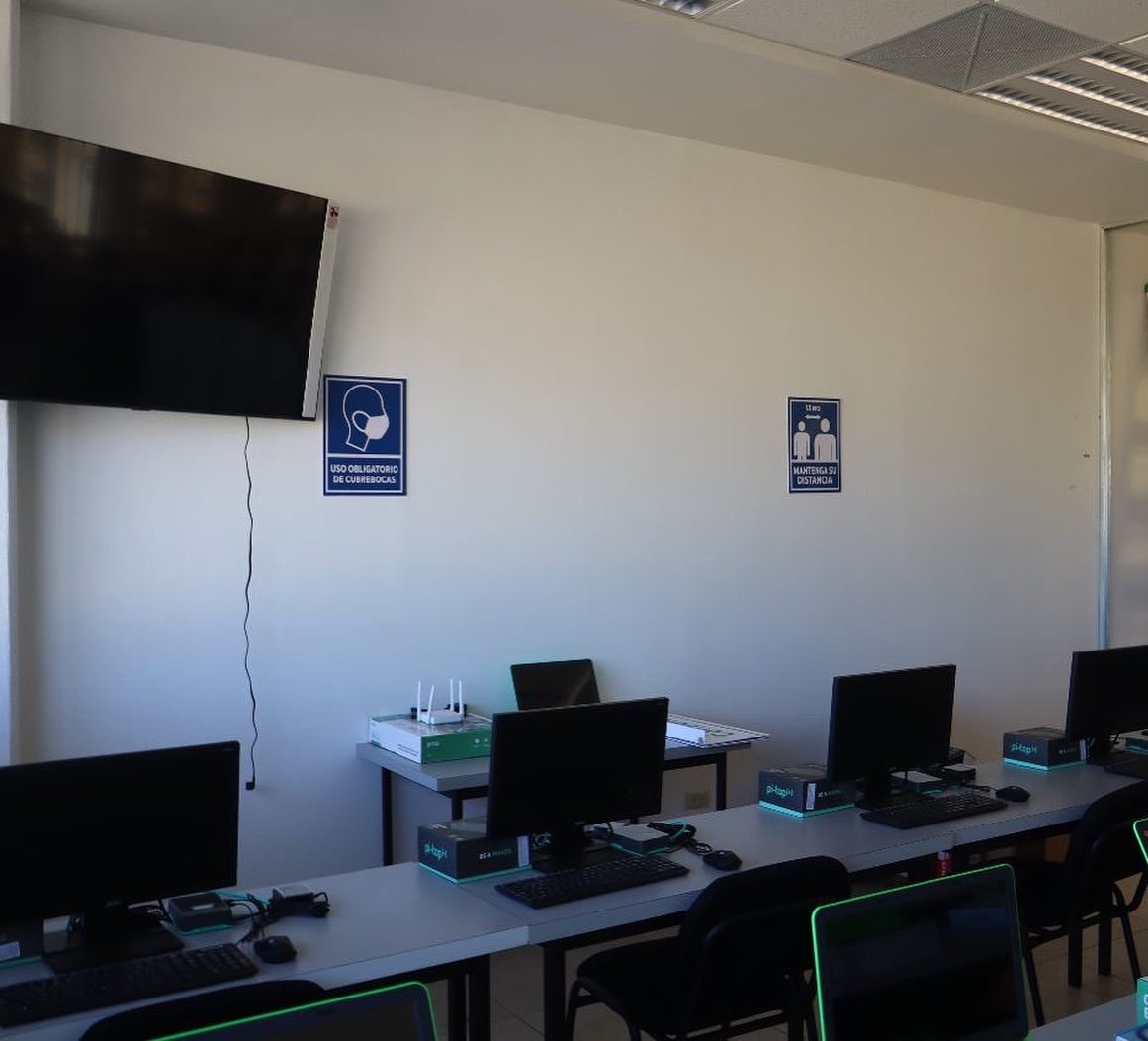 aechavez_betty's tweet photo. Recibimos en las instalaciones de la #UTParral, el equipo para el laboratorio IOT del centro STEM, el cual consiste en 26 computadoras Pitop V3 y 4 estaciones Pitop, 6 brazos robóticos de 4 grados para enseñanza de trayectorias dobot,
pantallas Samsung y kits de construcción. https://t.co/w8nMS1qrjF