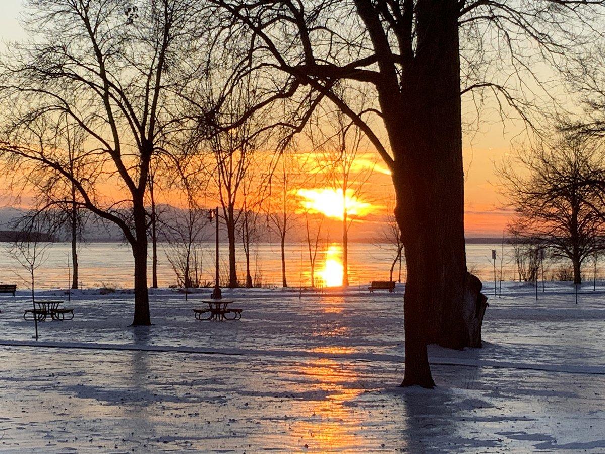 Today's photo du jour was taken just a few minutes ago, outside our house in Lachine. Whenever possible, I like to pause and watch the sunset for a few minutes, thinking good thoughts about someone I once knew who has passed on to wherever it is we eventually go.