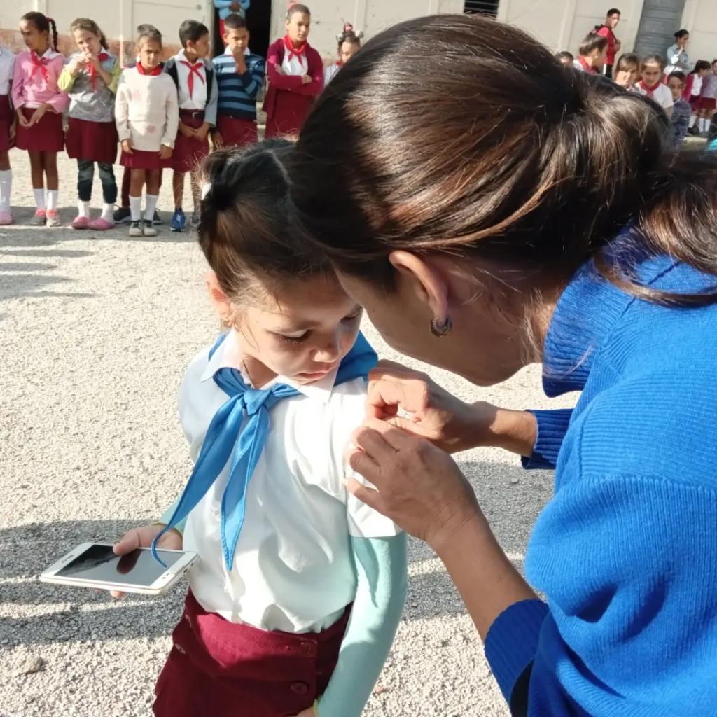Con la incorporación de un grupo de escolares a la Organización de Pioneros José Martí y al Movimiento de Pioneros Exploradores inicia la jornada este día en nuestro centro educacional.