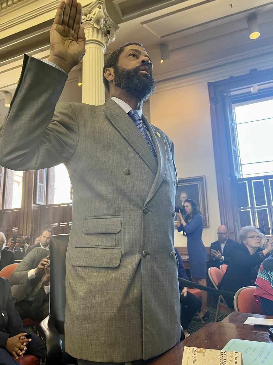 BorrisLMiles's tweet photo. I was surrounded by family and friends as we gaveled into the 88th Legislative Session. For the past year and a half, my office has been working with the community to prepare to fight for your issues. #txlege #hounews #sd13 1/3 https://t.co/YkDmIa7tMO