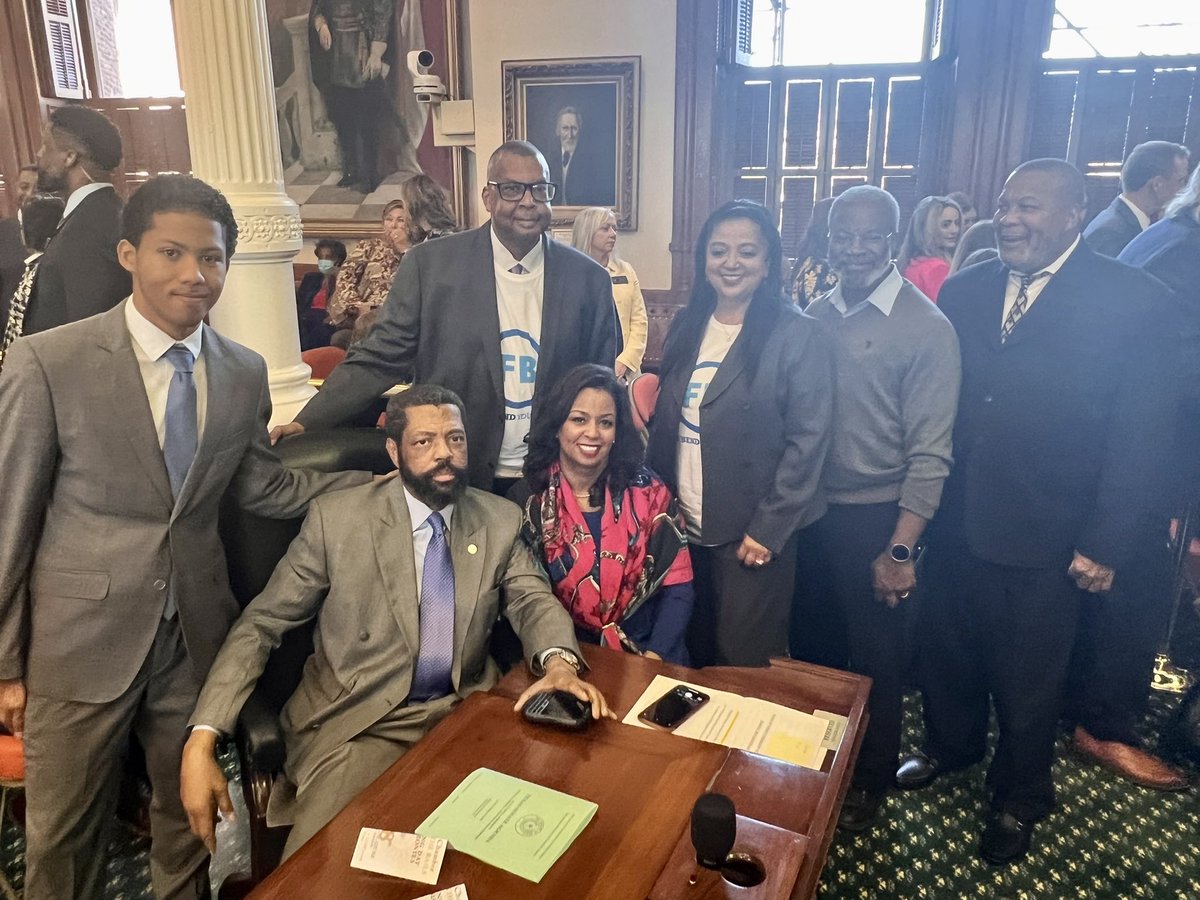 BorrisLMiles's tweet photo. I was surrounded by family and friends as we gaveled into the 88th Legislative Session. For the past year and a half, my office has been working with the community to prepare to fight for your issues. #txlege #hounews #sd13 1/3 https://t.co/YkDmIa7tMO