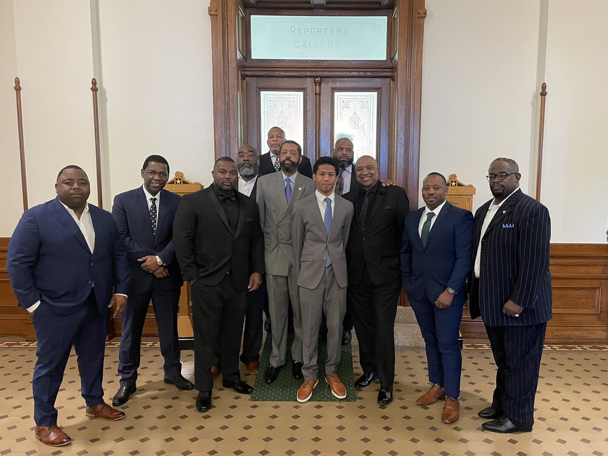 BorrisLMiles's tweet photo. I was surrounded by family and friends as we gaveled into the 88th Legislative Session. For the past year and a half, my office has been working with the community to prepare to fight for your issues. #txlege #hounews #sd13 1/3 https://t.co/YkDmIa7tMO