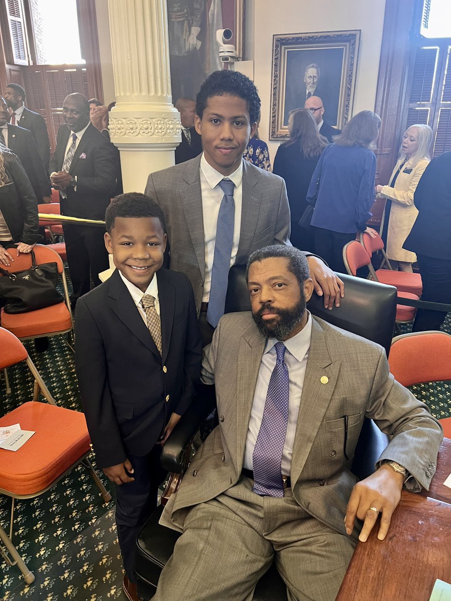BorrisLMiles's tweet photo. I was surrounded by family and friends as we gaveled into the 88th Legislative Session. For the past year and a half, my office has been working with the community to prepare to fight for your issues. #txlege #hounews #sd13 1/3 https://t.co/YkDmIa7tMO