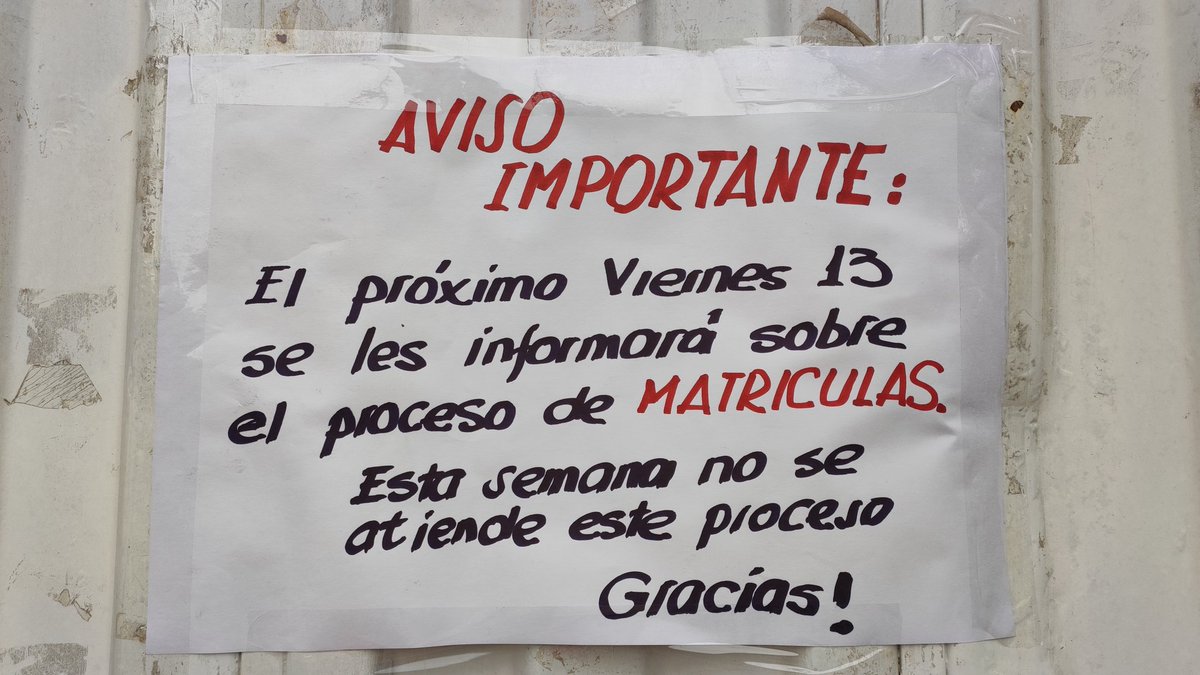 tibuyanos's tweet photo. Está semana en el #Colcaldas #Tibu, no habrán matrículas, así lo informaron en una cartelera que publicaron en la entrada de la institución. https://t.co/bq3r3a08pS