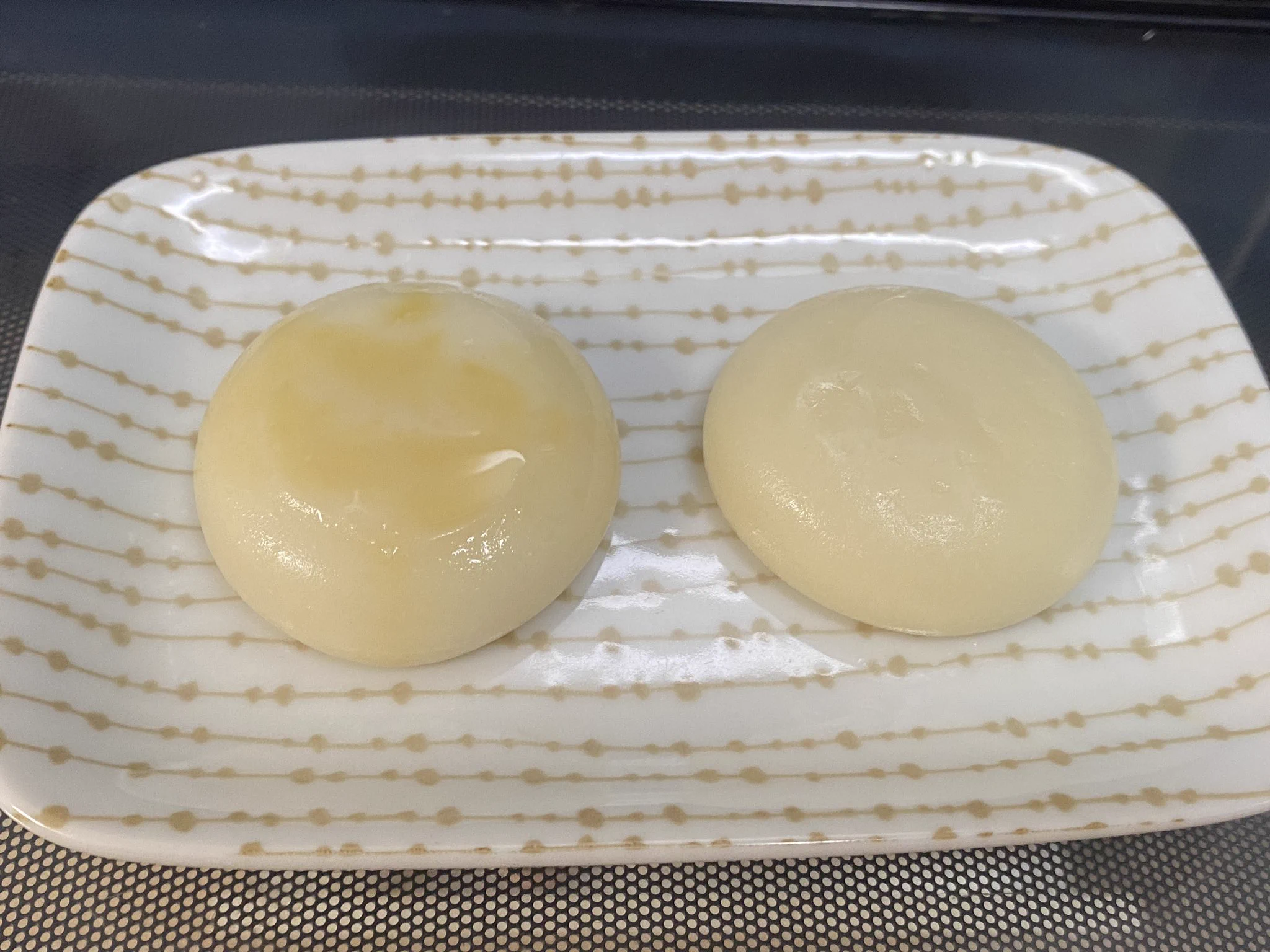 お餅を濡らしてチンする前に思い出したので試してみた…
左…醤油あり
右…醤油なし
水分拭き取ってからしたけど、醤油が多かったからか、濡れてたからか、チンしすぎたからか、お皿にくっついたけど、火の通りは均一🔥
右のがくっつかなかったけど、硬いとこと柔らかいとこが混在してて、一勝一敗😂  