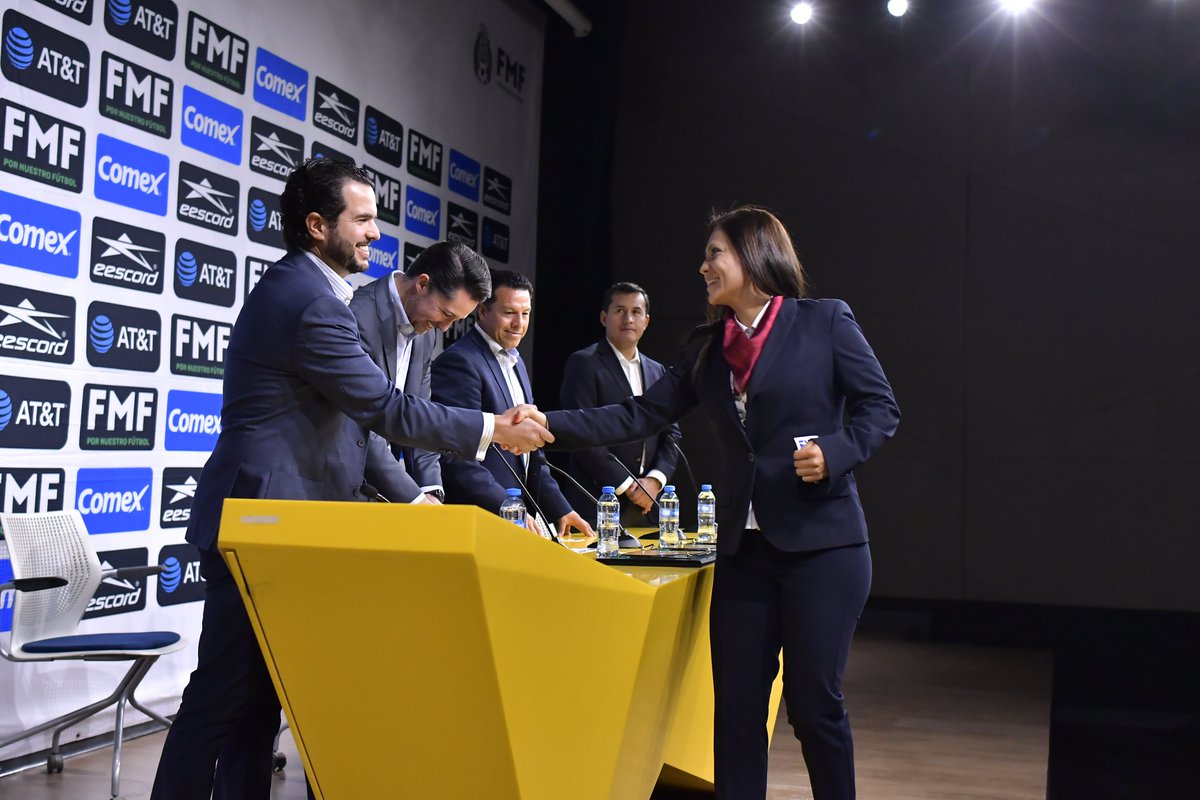 #Arbitraje | Gracias a su esfuerzo y destacada participación en el terreno de juego, 4️⃣2️⃣ árbitros profesionales recibieron su gafete #FIFA en la Casa del Fútbol.

Detalles: bit.ly/3GR91pN

#FMFporNuestroFútbol