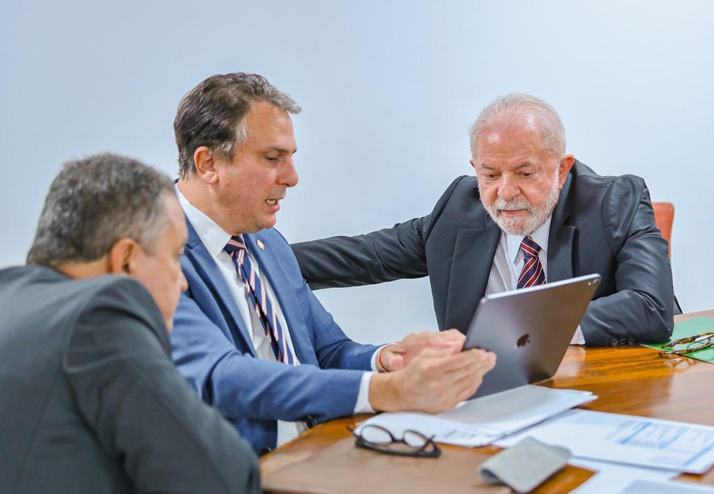 Camilo mostra documento em tela para Lula