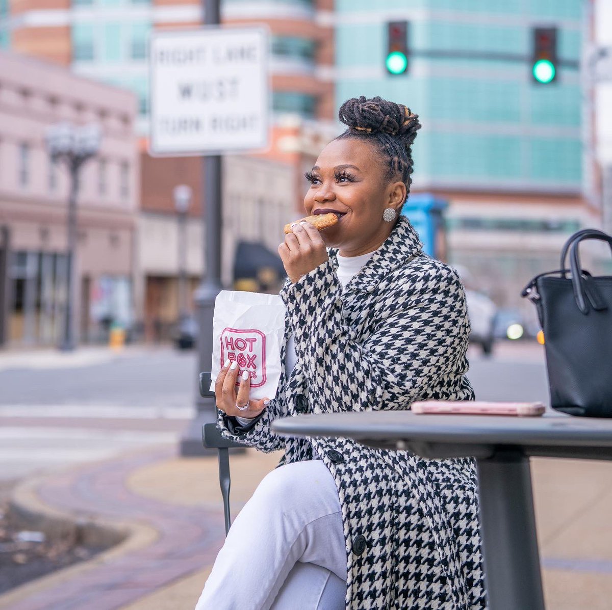 AintThat_Redd's tweet image. Shoutout to @hotboxcookies in Clayton for these Fresh cookies to aide our shoot 🍪 Don’t forget to stop by 

✨BOOK your Loc Appointment Today! 
 📸 : @psimultaneous &amp;amp; @psimultaneousphotography 

#stl #stlhairstylist #locstyles #locnation