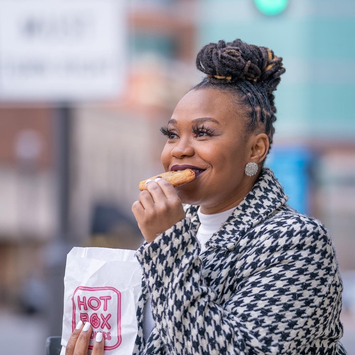 AintThat_Redd's tweet image. Shoutout to @hotboxcookies in Clayton for these Fresh cookies to aide our shoot 🍪 Don’t forget to stop by 

✨BOOK your Loc Appointment Today! 
 📸 : @psimultaneous &amp;amp; @psimultaneousphotography 

#stl #stlhairstylist #locstyles #locnation