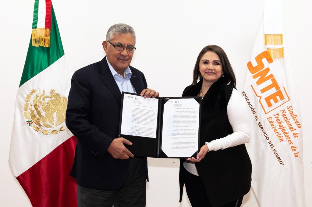 #SNTEunido

El líder nacional #SNTE 📚 Mtro. Alfonso Cepeda Salas entregó a la Profa. Isela Licerio Luevano #TomaDeNota 📜 otorgada por el <a href="/TFCA_mx/">Tribunal Federal de Conciliación y Arbitraje</a> 🏢 que la ratifica secretaria legal✔️ y legítima✔️ de @snteseccion38 #Coahuila ✅

Es la primera mujer en ese cargo
‼️Enhorabuena‼️