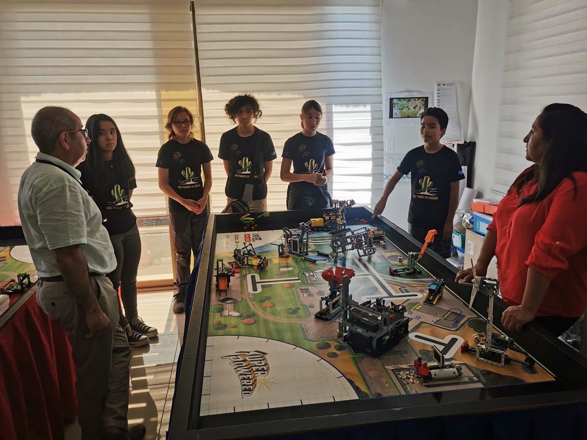 SeremiCienciaN's tweet photo. 🔵 Durante la jornada de hoy nuestro @SeremiCienciaN @rmoragamamani se reunió con EDUBOTIC, quienes sacaron el segundo lugar en el Campeonato Nacional de Robótica 🤖 

🔹Trabajan con niños y niñas entregando formación y trabajo en equipo basado en la robótica y programación 💻🦾 https://t.co/j97BCKfHNr