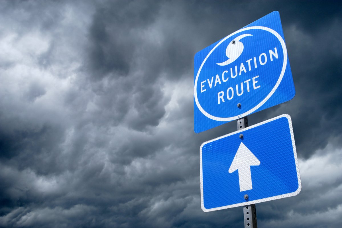 NatLabRockies's tweet photo. When events like hurricanes cause gasoline shortages, #AlternativeFuelVehicles can provide a path to evacuation and recovery. Read #NRELMobility’s Transportation Fuel Resilience Plan to learn about #Florida #hurricaneseason preparation recommendations: https://t.co/uqd1FObmBv https://t.co/hYoYcnhBCA