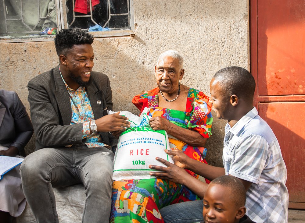 OmutakaSembatya's tweet image. Our minds &amp;amp; lives change 4 all of these  things were never meant 2 stay de same. Into daylight, I wanna b defined by de things that I ❤️ Not de things I hate Not de things I'm afraid of o de things that haunt me in de middle of de night. I just think that U r what U❤️   #DearSelf