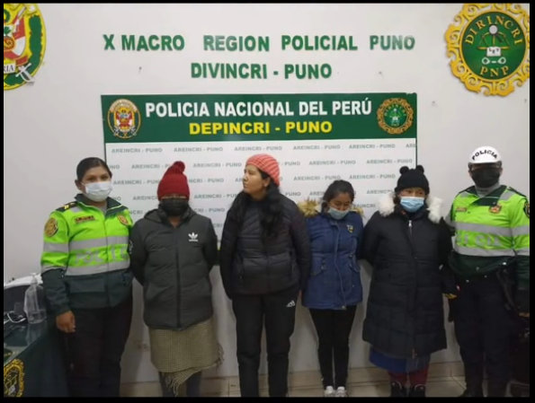 informateperu's tweet photo. 🔴 ¡¡¡ATENCIÓN!!! PNP logró detener a 40 personas, entre varones y mujeres, que saquearon Plaza Vea en Puno. Los electrodomésticos entre otros productos que fueron sustraídos por los detenidos, han sido devueltos al establecimiento para las investigaciones. (1/3) https://t.co/FMHW6oVXmZ