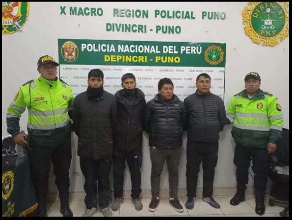 informateperu's tweet photo. 🔴 ¡¡¡ATENCIÓN!!! PNP logró detener a 40 personas, entre varones y mujeres, que saquearon Plaza Vea en Puno. Los electrodomésticos entre otros productos que fueron sustraídos por los detenidos, han sido devueltos al establecimiento para las investigaciones. (1/3) https://t.co/FMHW6oVXmZ