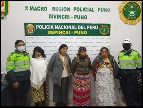 informateperu's tweet photo. 🔴 ¡¡¡ATENCIÓN!!! PNP logró detener a 40 personas, entre varones y mujeres, que saquearon Plaza Vea en Puno. Los electrodomésticos entre otros productos que fueron sustraídos por los detenidos, han sido devueltos al establecimiento para las investigaciones. (1/3) https://t.co/FMHW6oVXmZ