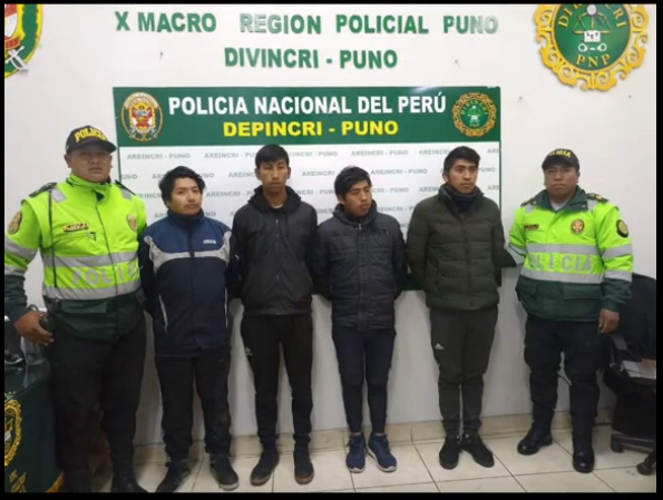 informateperu's tweet photo. La Policía logró capturar a 40 personas, entre varones y mujeres que se encontraban saqueando Plaza Vea de Puno. (3/3) https://t.co/MWAWrdEvHA