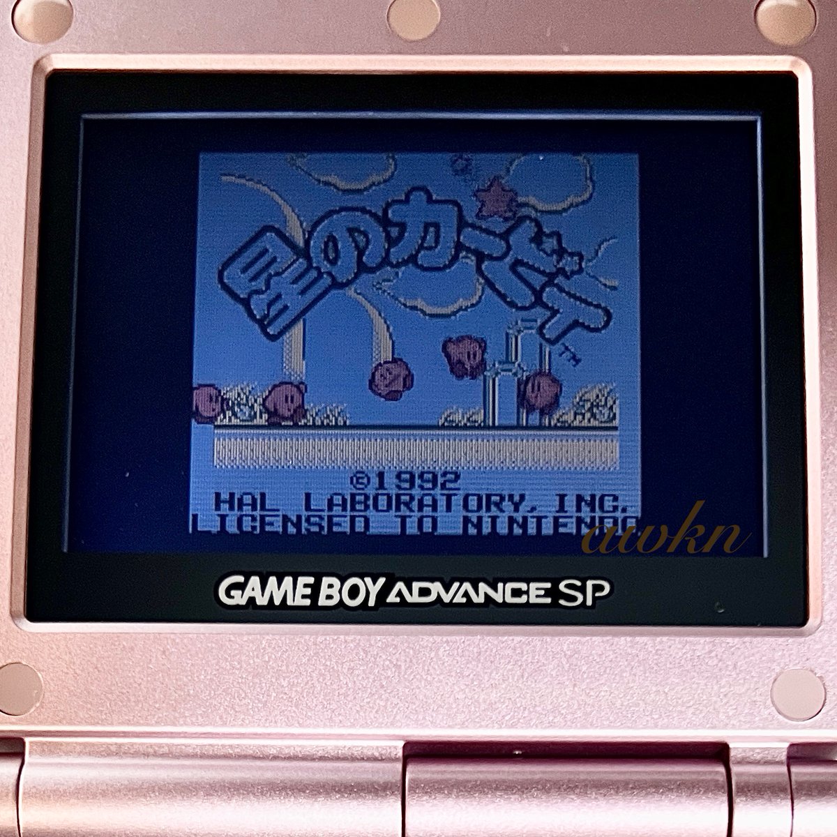 awkn_shop's tweet photo. 星のカービィ
型番：DMG-KYJ

「カービィ」を操作するアクションゲーム
『星のカービィ』シリーズの第1作目。

#game1992 #awknGAME
#game #gb #gameboy #ゲームボーイ
#任天堂 #nintendo #ニンテンドー
#HAL研究所 #HAL #カービィ
#レトロゲーム
購入はこちら📦→https://t.co/wzca5XlWIj https://t.co/zQl1LV9HtQ