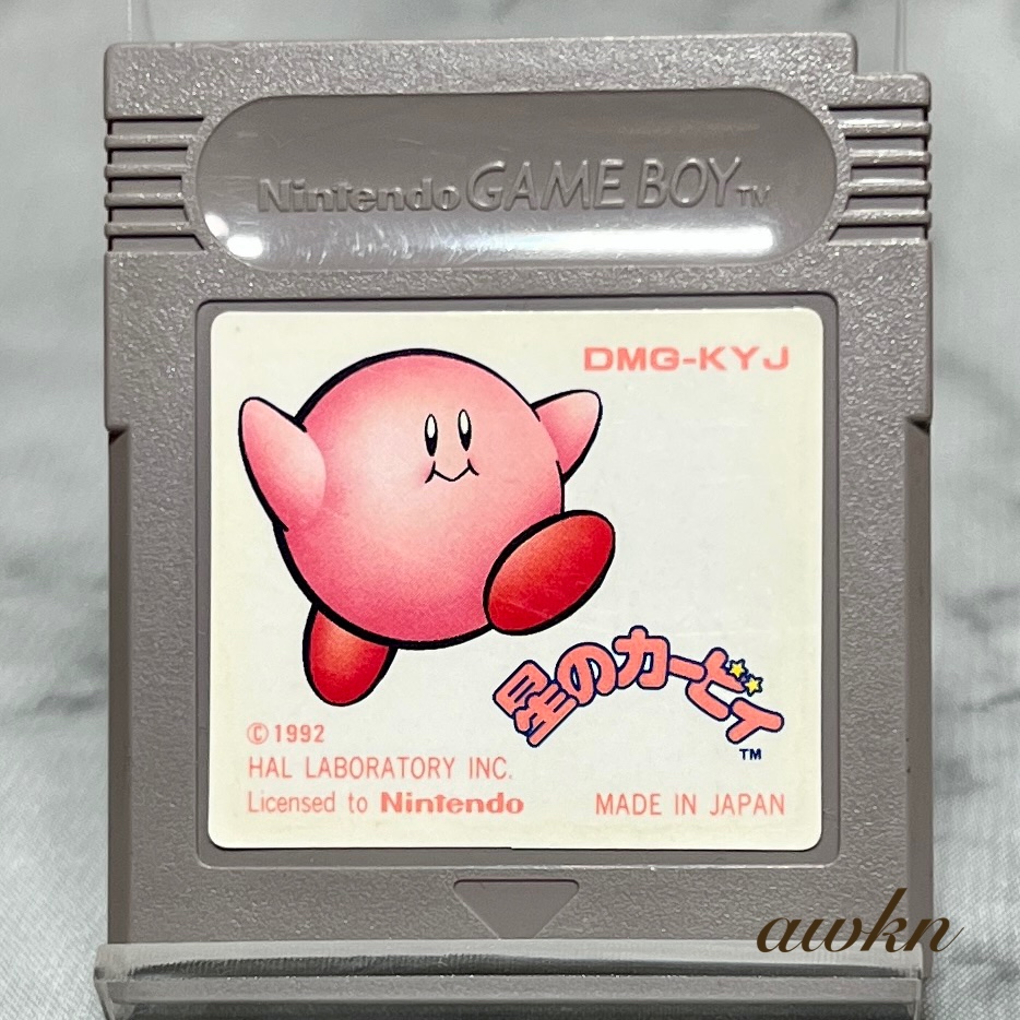 awkn_shop's tweet photo. 星のカービィ
型番：DMG-KYJ

「カービィ」を操作するアクションゲーム
『星のカービィ』シリーズの第1作目。

#game1992 #awknGAME
#game #gb #gameboy #ゲームボーイ
#任天堂 #nintendo #ニンテンドー
#HAL研究所 #HAL #カービィ
#レトロゲーム
購入はこちら📦→https://t.co/wzca5XlWIj https://t.co/zQl1LV9HtQ