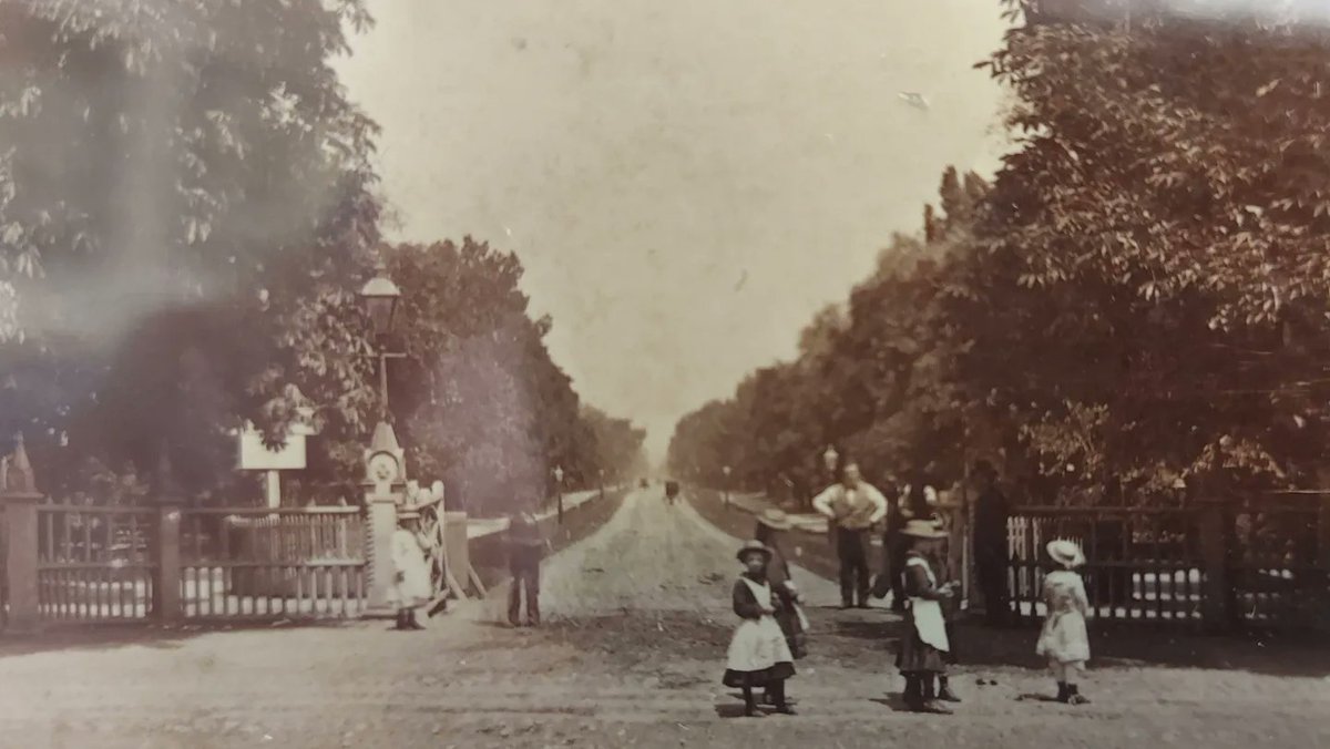 TorontoPast's tweet photo. From the collection:  A 1880 stereoview card. Entrance to Queen St Avenue. James Esson &amp; Preston Studios.

Can you guess what street this is today ?

#torontostereoview #esson #torontopast #torontohistory #historicTO #stereoview https://t.co/pmdw4FsEKG