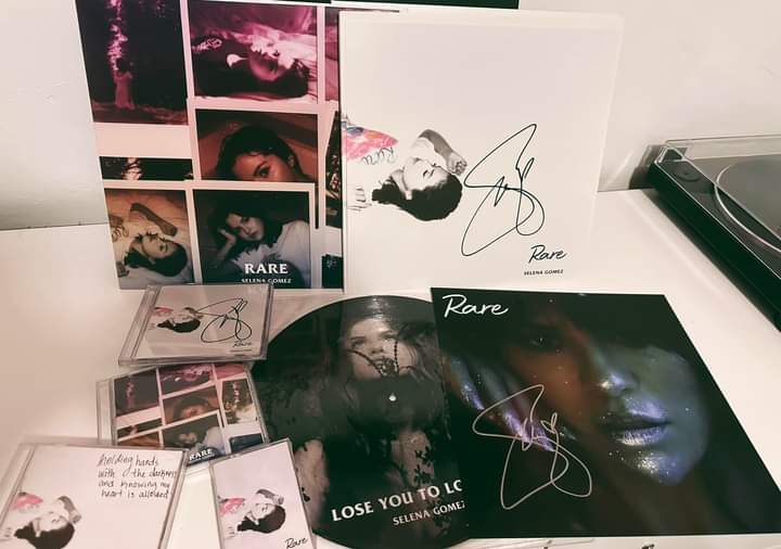 selenagomezec_'s tweet photo. dream 🦋 #3YearsofRare https://t.co/6zNI5LdYgG