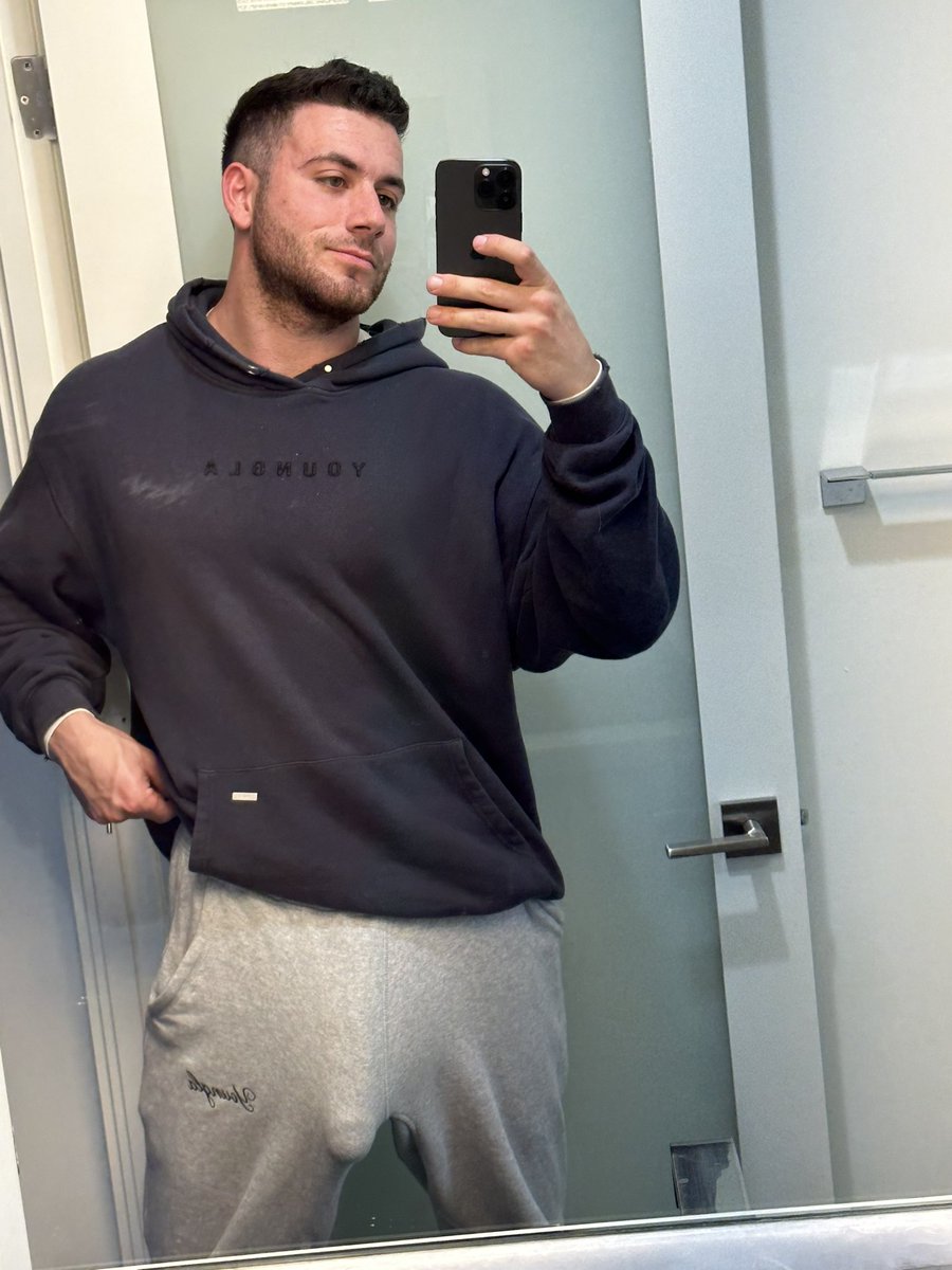 brooksthirdleg's tweet photo. Just hit a hard workout at the gym need a bottom now https://t.co/VNdIdPxqGk