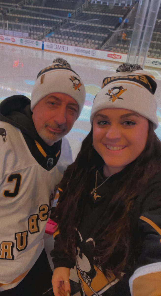 LPeezy13's tweet photo. #LGP 🖤💛🐧 https://t.co/nWJzEDcI4t