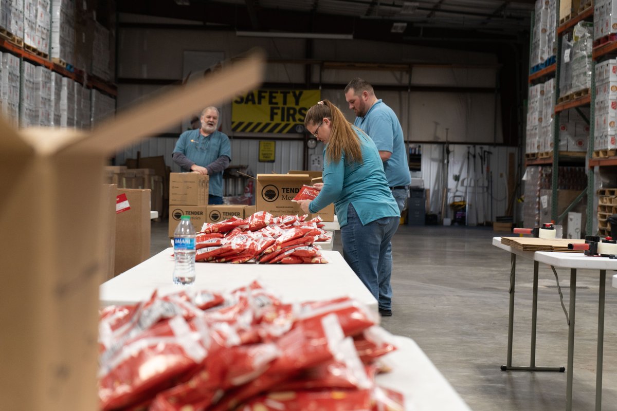 MortonInd's tweet photo. Giving back to our community and others in need is so important to us at Morton Industries, it's one of our benefits!

Thank you Midwest Food Bank for the opportunity to help prepare food for up to 10,000 people in need today!
.
#fabrication
#manufacturing 
#givingback  
#hiring https://t.co/KUe3DWWG4I