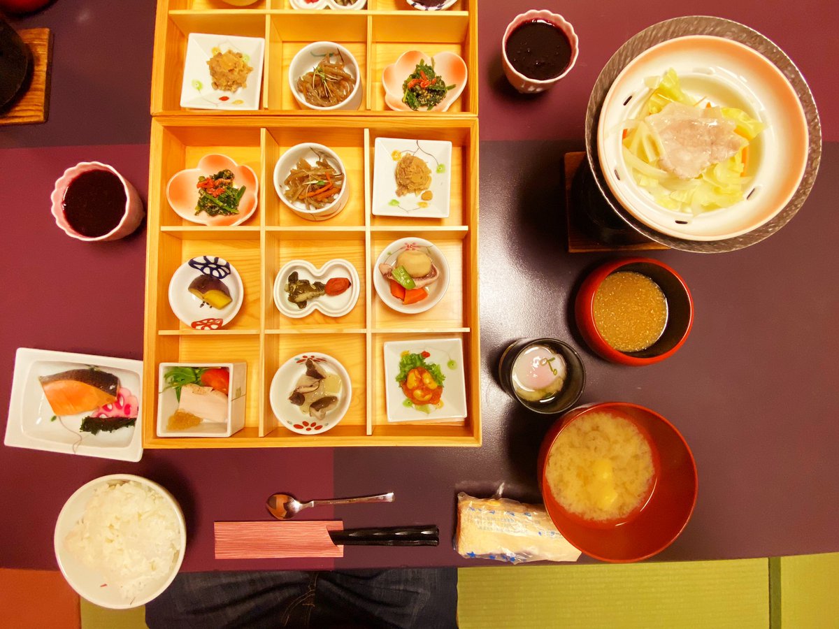 「銀山荘のあさごはん〜どれも見慣れた感じの惣菜なのに、食べてみると「!?」ってなる」|志画内まいと@お助けマン2巻発売中のイラスト