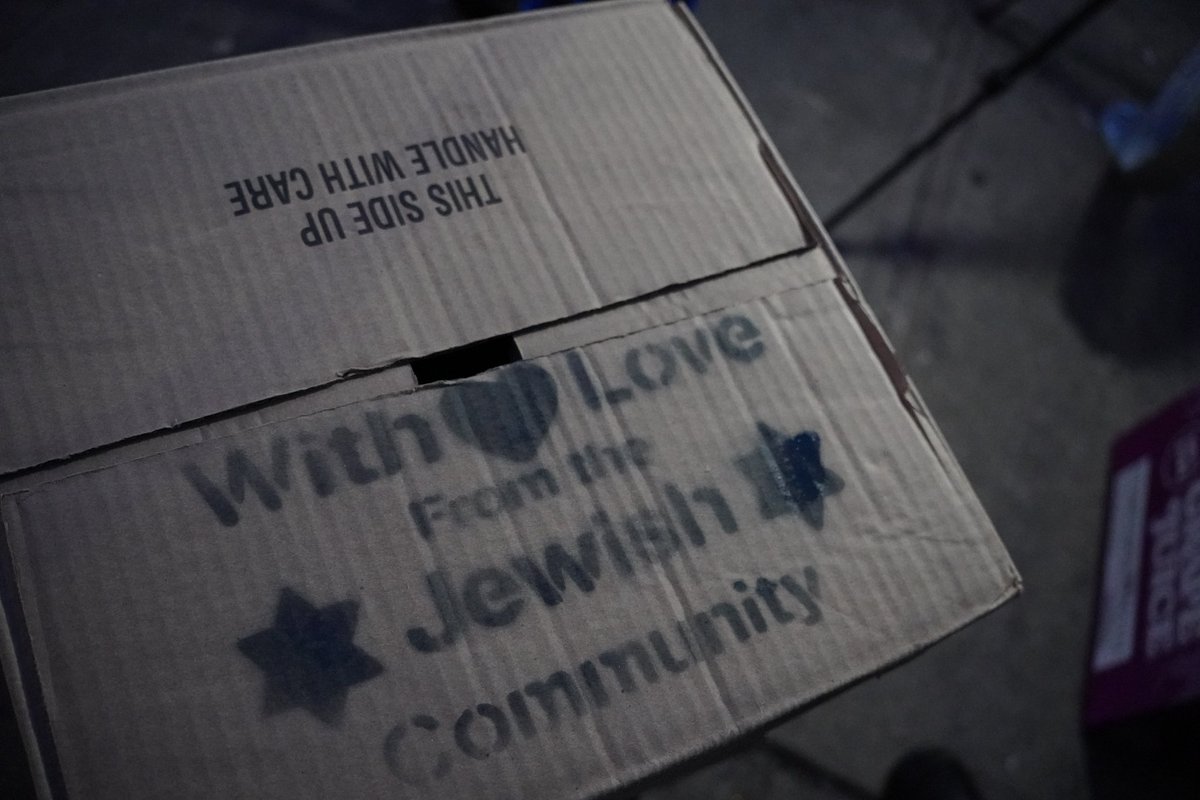 MasbiaRelief's tweet photo. @MasbiaChef @Ruben_DDiaz, @ItsKacper & #NYPD's Richie Taylor can be seen.
#WithLoveFromTheJewishCommunity https://t.co/rKMG92GjaW