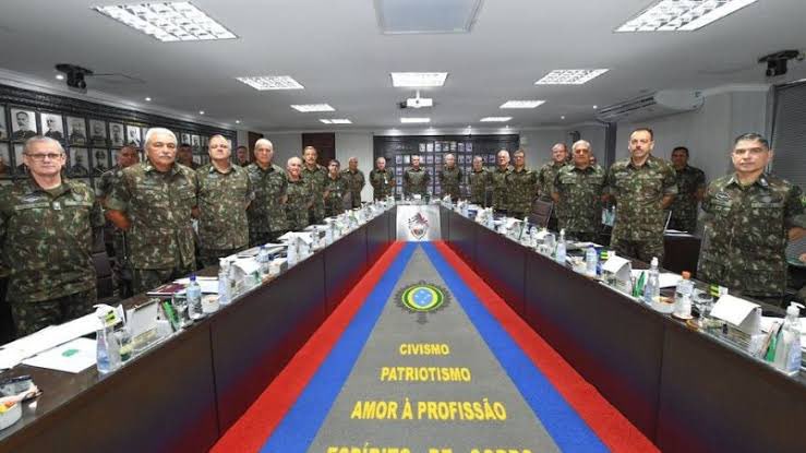 EdRaposoBrasil's tweet photo. O sofrimento do povo brasileiro se deve à omissão destes ‘homens’, que colocaram o corporativismo acima do país, da hierarquia e da soberania nacional. Entrarão para a história como os maiores traidores que a pátria conheceu. Este é o alto comando do exército. https://t.co/RRmur4SPWT
