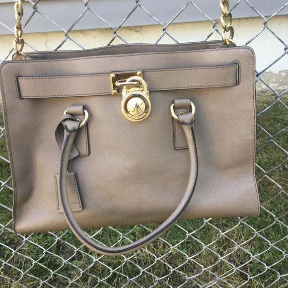 ZIONSMOM07's tweet photo. So good I had to share! Check out all the items I'm loving on @Poshmarkapp #poshmark #fashion #style #shopmycloset #jordache #accutimewatchcorp #michaelmichaelkors: https://t.co/aH3mhN2zvO https://t.co/swdTvYJwGC