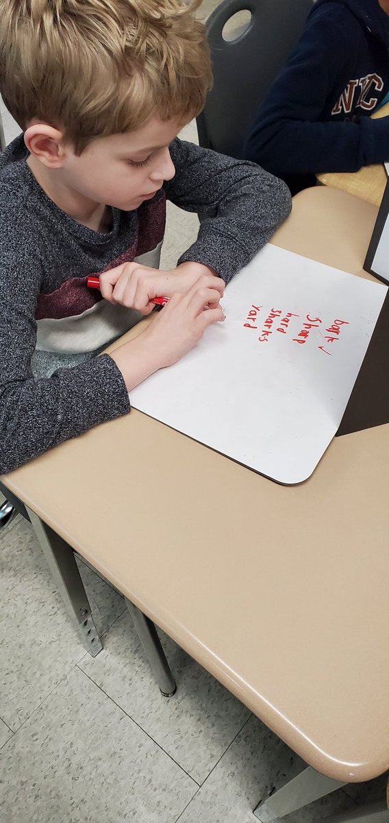 MrsTartesClass2's tweet image. Working on r-control vowel combination /ar/ today!  #encoding #wordwork  @GlenwoodGriffin