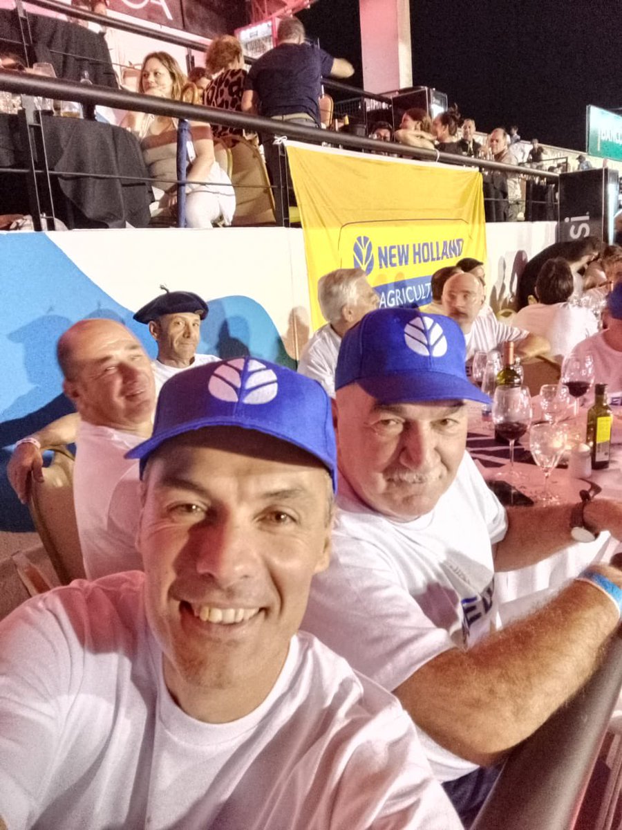 tomasgkelly's tweet photo. Evento Jesús Maria, @AgricolaKelly (Kelly S.A.) presente junto a @NewHollandArg, noche hermosa que pudieron disfrutar nuestros clientes!!! Año que viene volveremos!!! 🇦🇷🇦🇷🏆🏆🏆🙌🙌🙌 https://t.co/SHipeusX1d