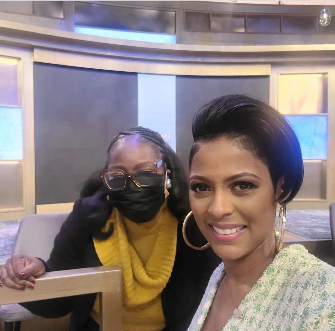 Earthatone's tweet photo. This was a nice gift courtesy of the #TamronHallShow.
P.S. I promise you that forehead belongs to me.
#TyHunter
#BookLove
#MakeoverFromWithin https://t.co/7X6m1tOYvs