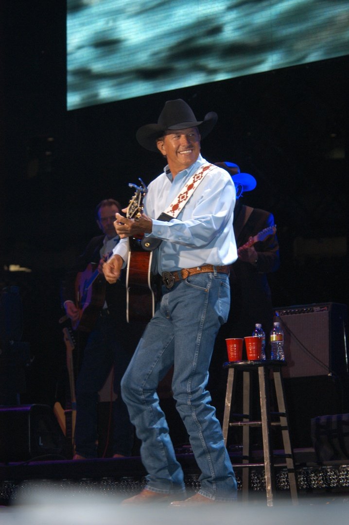 "I gotta feeling that you have a heart like mine,
So let it show, let it shine."
#IJustWantToDanceWithYou

📸: Terry Calonge