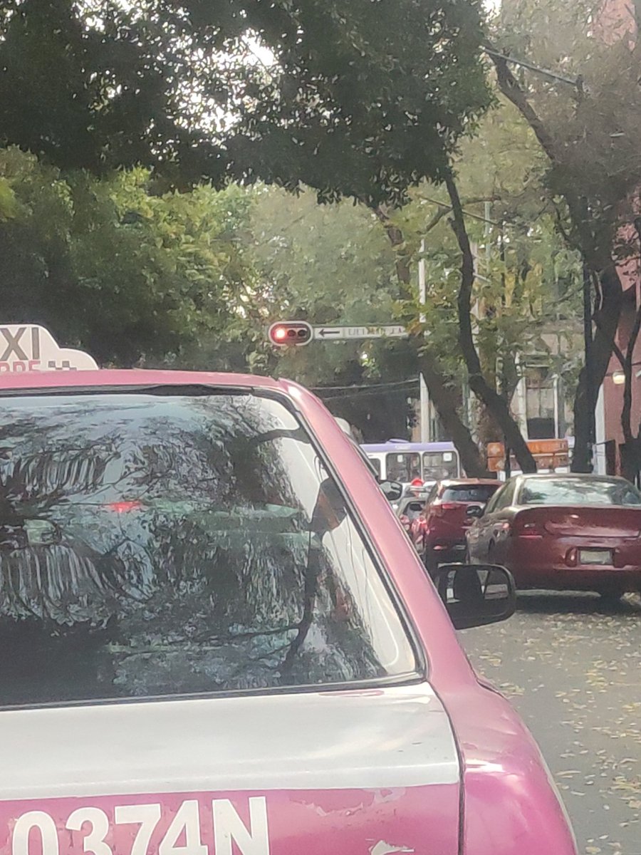 antoniodolozano's tweet photo. .@LaSEMOVI @OVIALCDMX solicito apoyo de un agente de tránsito para agilizar el cruce de Mariano Azuela y Eje 1 Norte Col. santa María, la gente se cruza el semáforo y queda atravesada obstruyendo el tráfico https://t.co/pqGYEZXXzq
