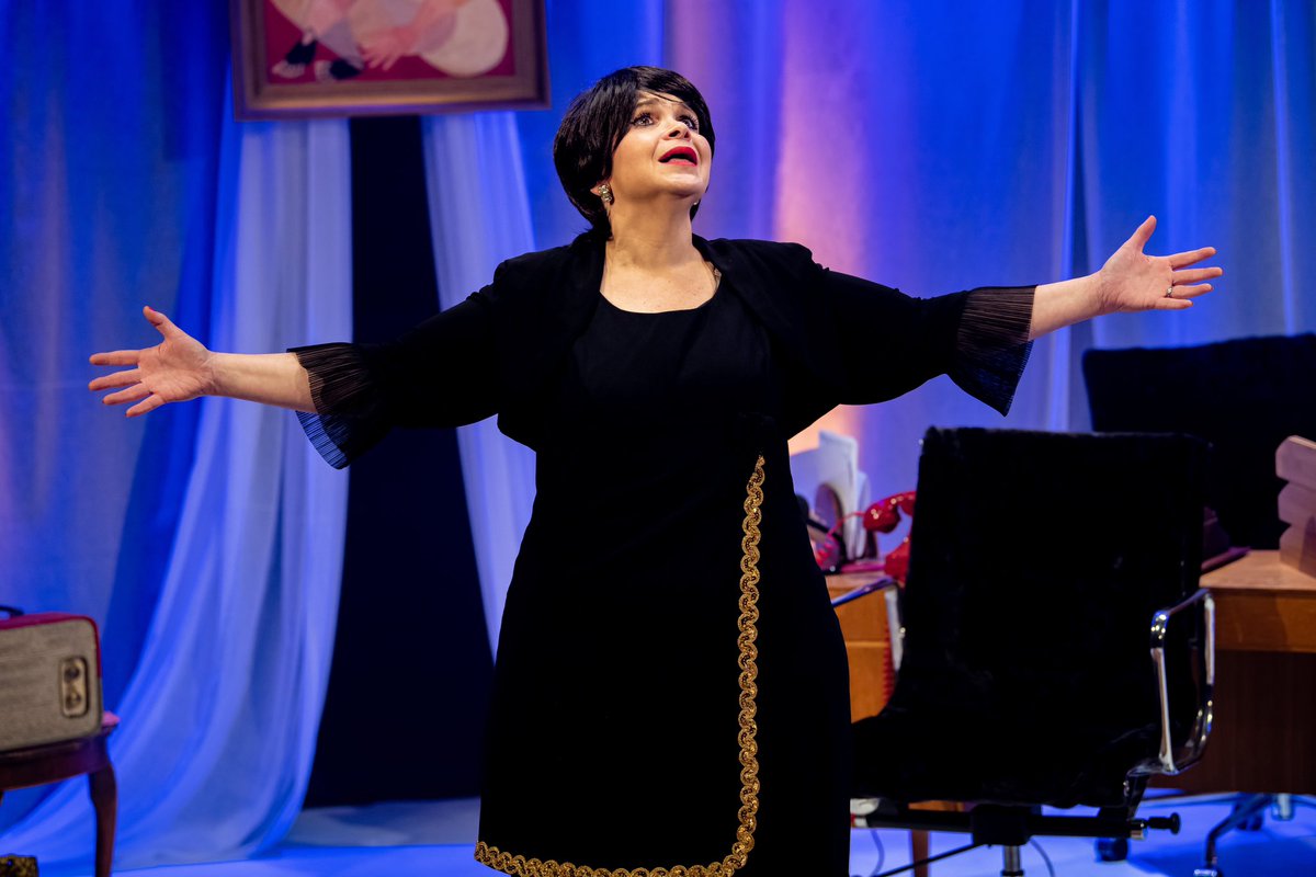 GrableMillie's tweet photo. Sorry to miss your first preview, angel. @DebbieChazen 
My colonic was booked ages ago. 
BUT 
(Pun intended) 
I heard you learned all your lines and tripped over no furniture. Congratulations, dear. I’ll be there on Press night. Promise. Kiss, kiss, mean it. https://t.co/DgVuancvKJ