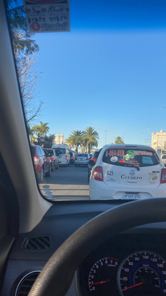 En #Durango el servicio de tránsito y vialidad solo sirve para cobrar mordida. Toda la ciudad hecha un caos y solo UNA patrulla. 
<a href="/gobdgo/">GobDgo</a> <a href="/EVillegasV/">Esteban Villegas V.</a>