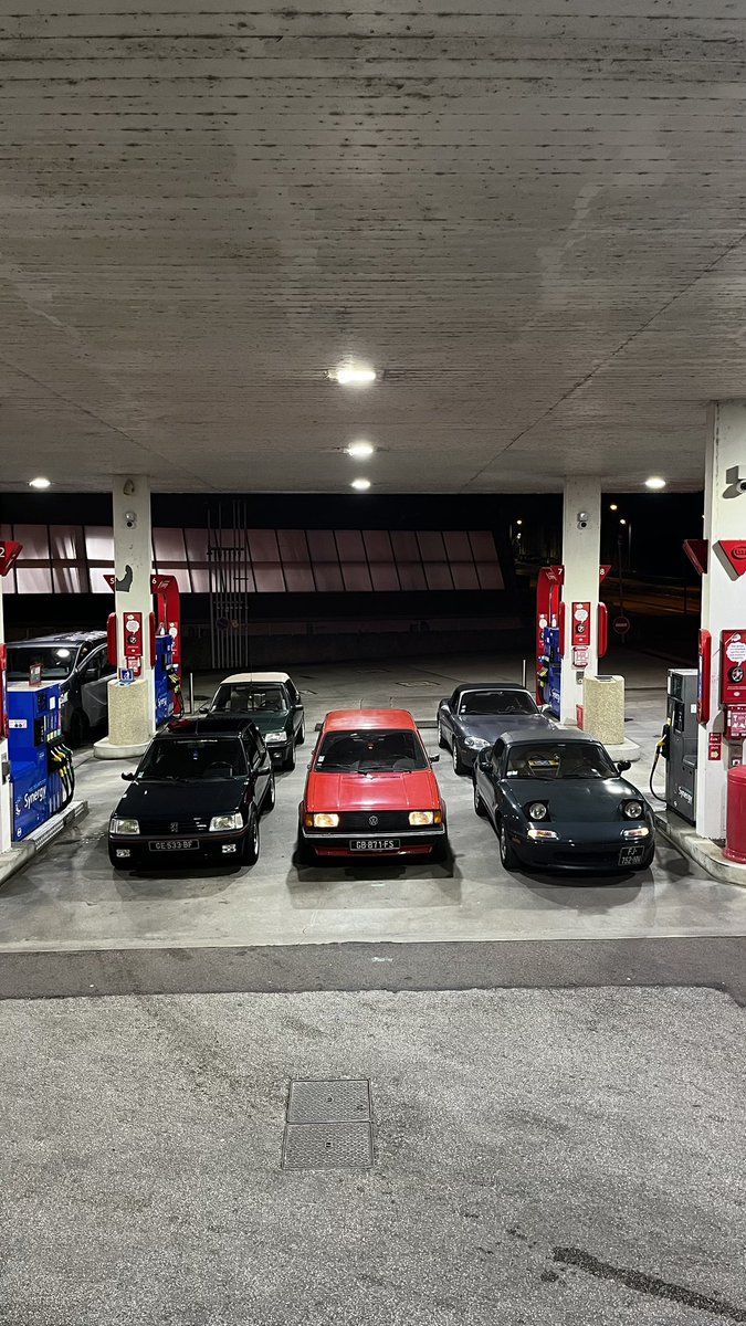 cst_clt's tweet photo. 3 semaine qu’il nous hype a pas nous dire ce qu’il a acheté et il débarque ce soir avec une 205 gti j’ai lâché ma larme 🫶 https://t.co/be9WQPjcgz