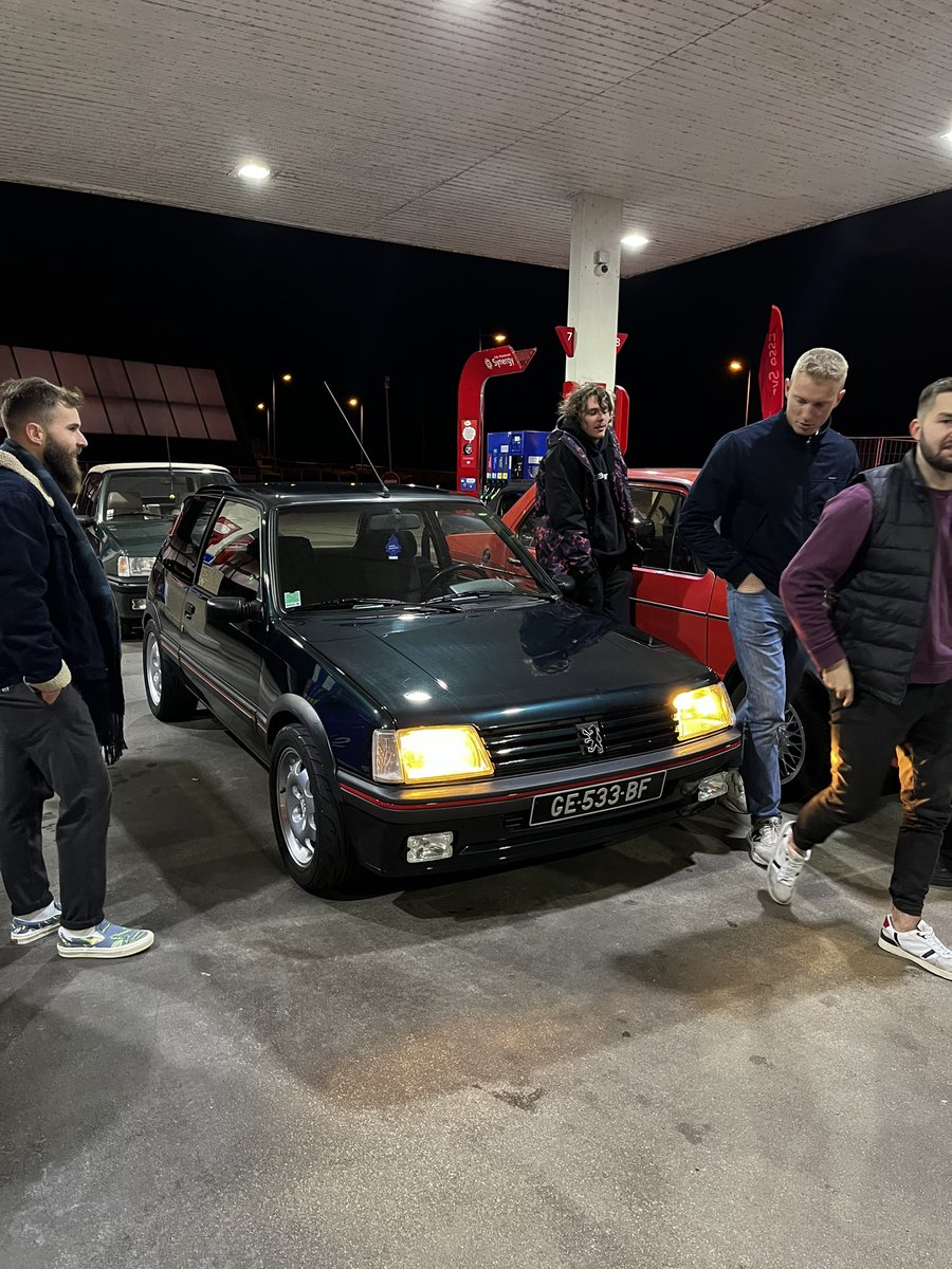 cst_clt's tweet photo. 3 semaine qu’il nous hype a pas nous dire ce qu’il a acheté et il débarque ce soir avec une 205 gti j’ai lâché ma larme 🫶 https://t.co/be9WQPjcgz