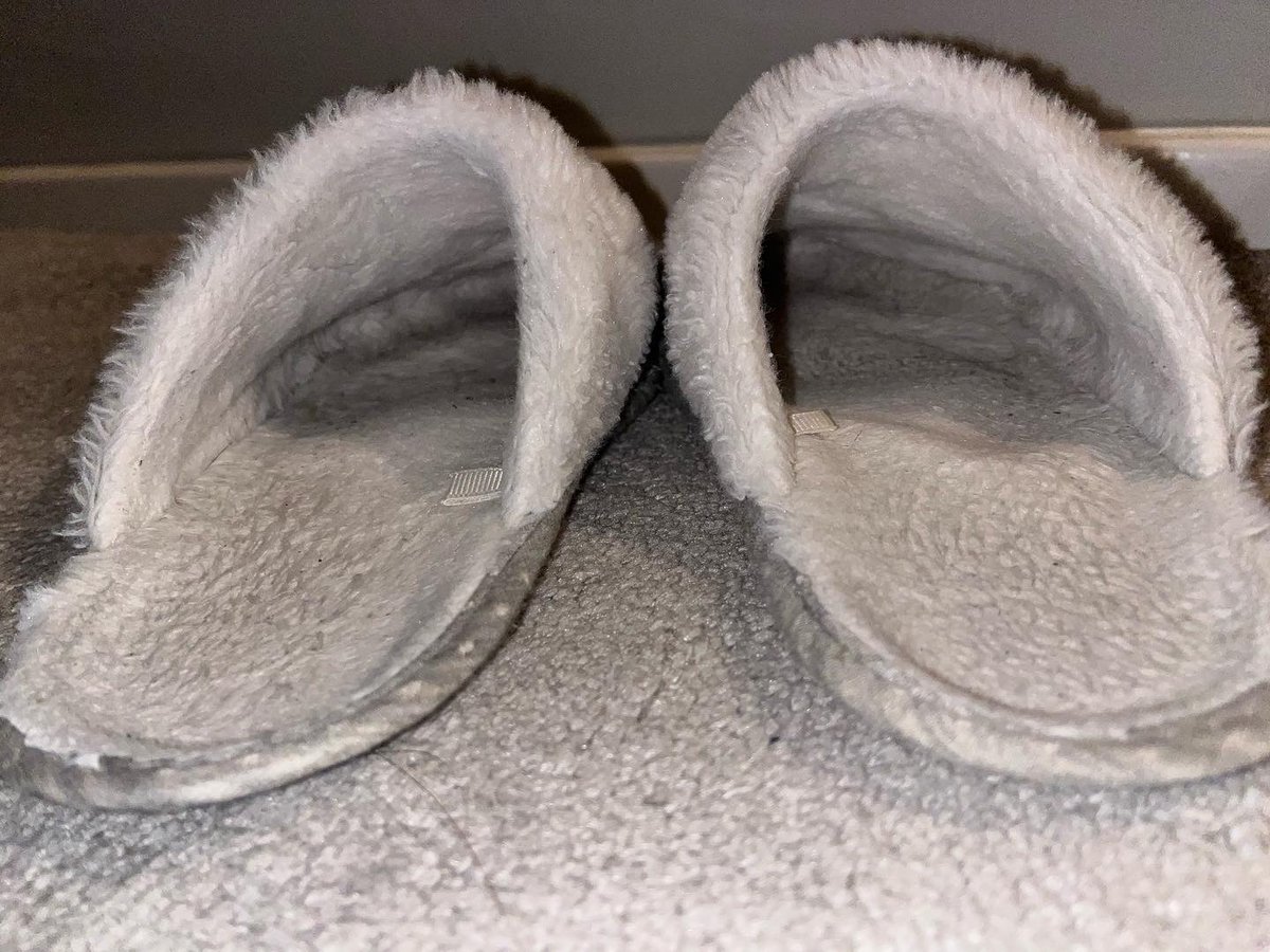 AlexaMcfarlane's tweet photo. Despite the name, my clean feet are making these a little stinky now, time for a trade up? #oldslippers #wornslippers #smellyslippers #cleanfeet #smellyfeet #sweatyfeet #pinksoles #zapatillassucias https://t.co/G6xiH3gyfu
