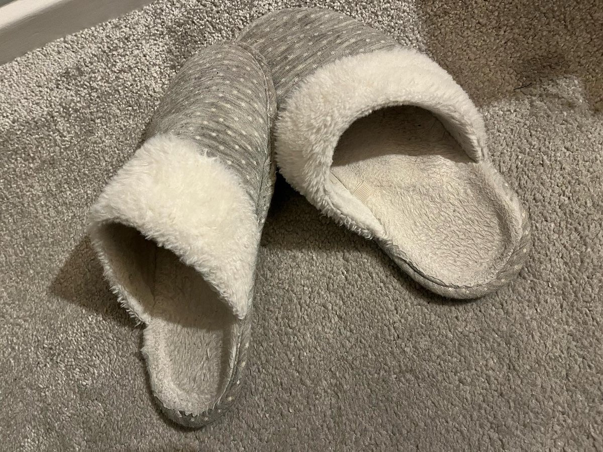 AlexaMcfarlane's tweet photo. Despite the name, my clean feet are making these a little stinky now, time for a trade up? #oldslippers #wornslippers #smellyslippers #cleanfeet #smellyfeet #sweatyfeet #pinksoles #zapatillassucias https://t.co/G6xiH3gyfu