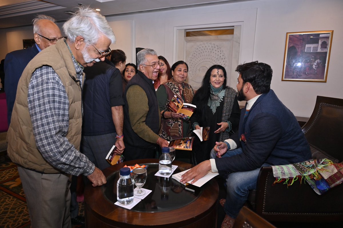 #TheWriteCircleJaipur Sadaf Hussain signing copies of his book ‘Dastan-e-Dastarkhan’ for the guests. @shreecementltd @SiyahiJaipur @ITCRajputana @spagia_f @ehsaaswomen @hussainsadaf1